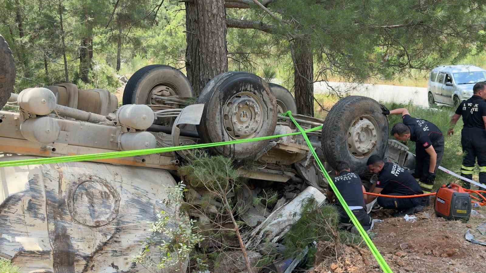Burdur’da beton mikseri devrildi: 2 yaralı