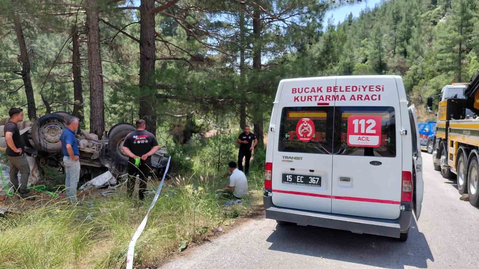 Burdur’da beton mikseri devrildi: 2 yaralı