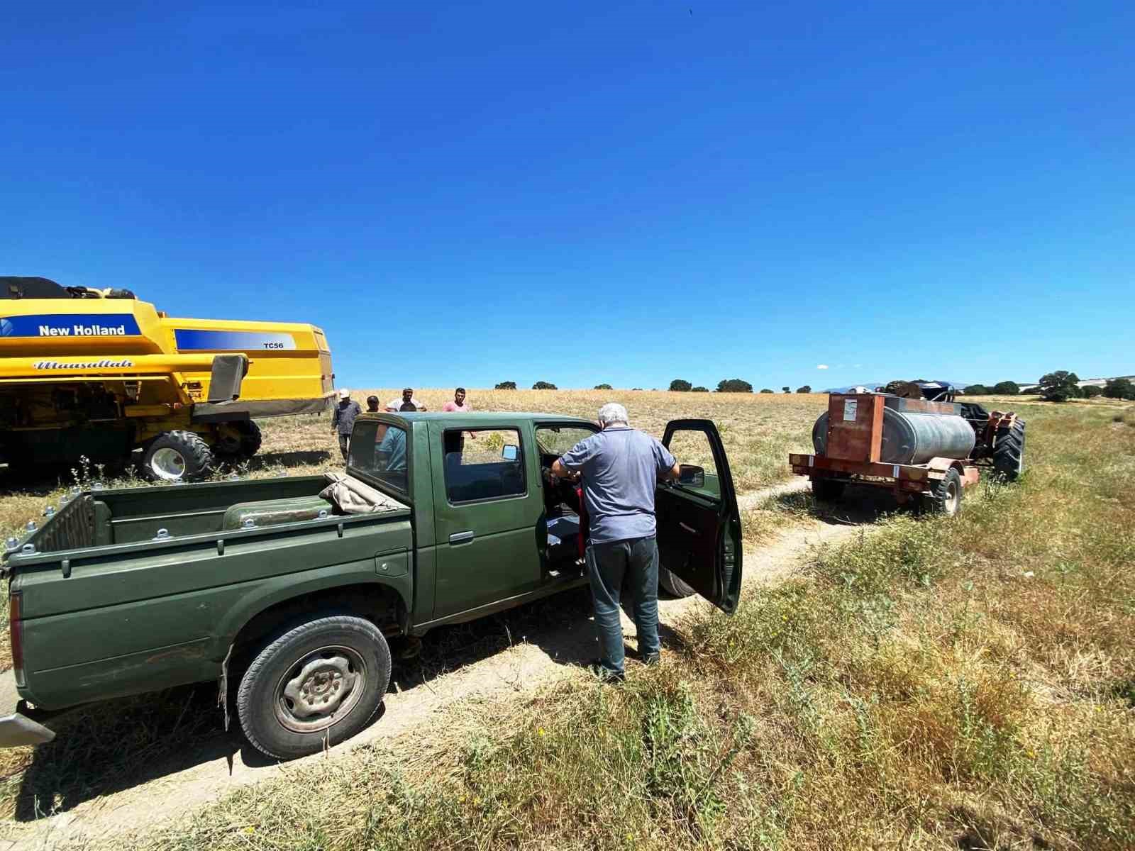 Gediz’de biçerdöverle hasat kontrolleri sürüyor
