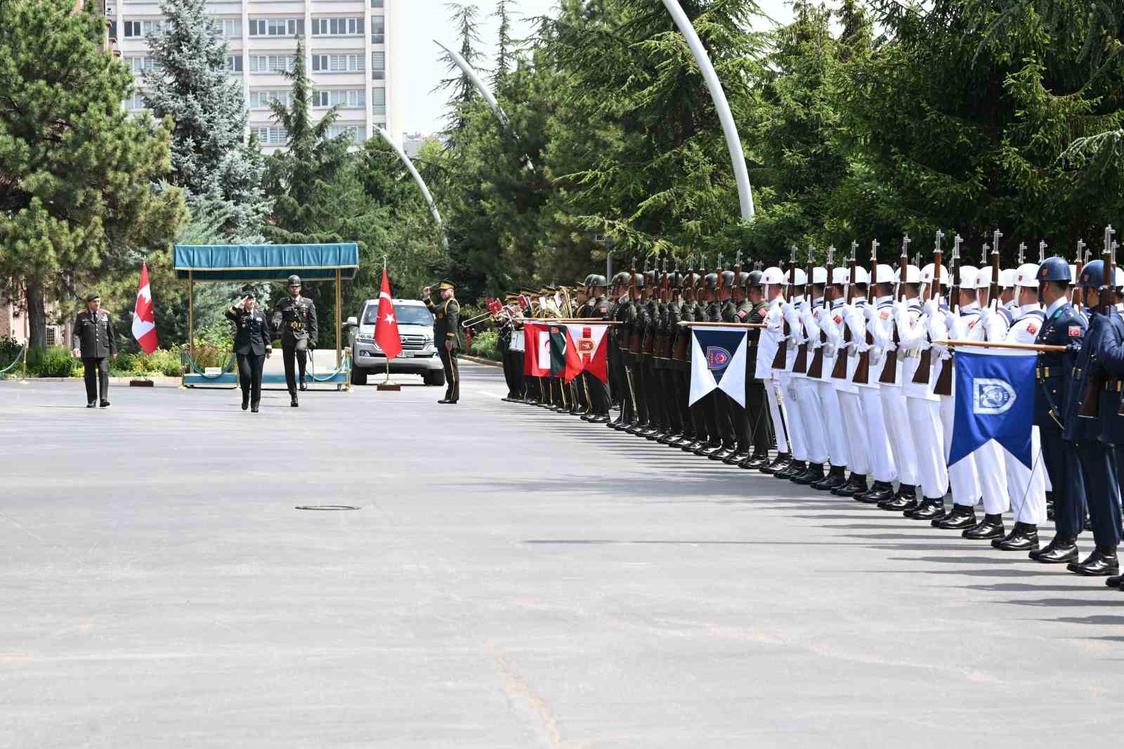 Genelkurmay Başkanı Bayraktaroğlu, Kanadalı mevkidaşı Carignan ile görüştü