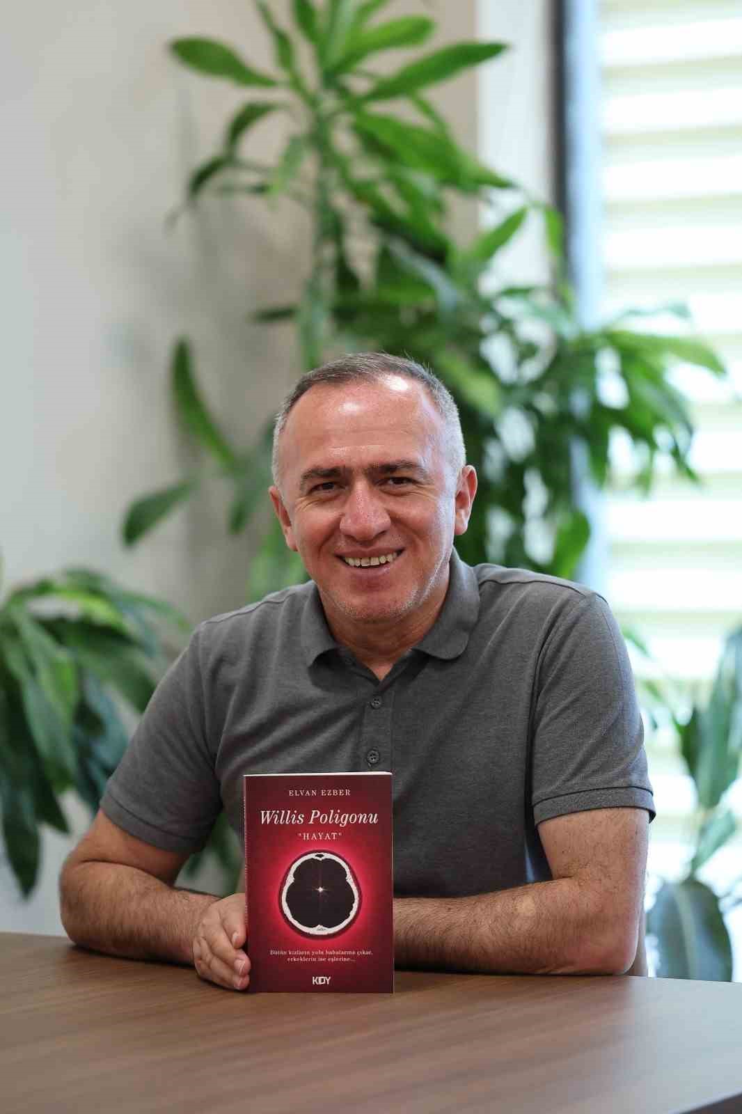 Ölümün kıyısından dönen eşinin mücadelesini kitaplaştırdı