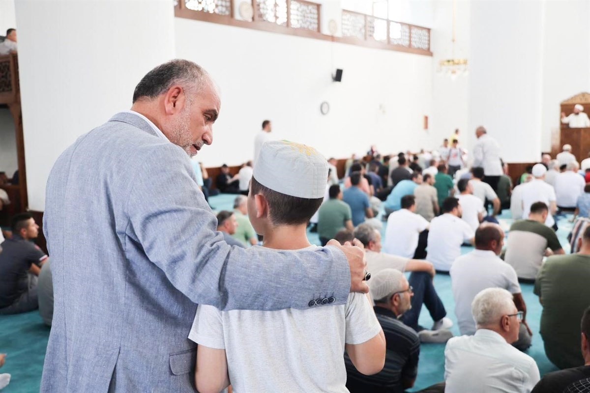 Canik’te camiye gelen hediyeyi alıyor