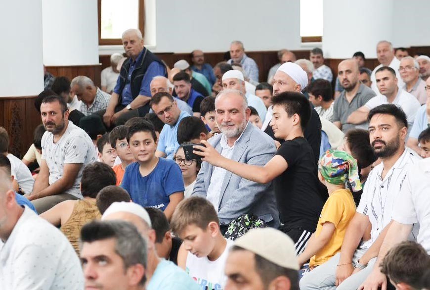 Canik’te camiye gelen hediyeyi alıyor