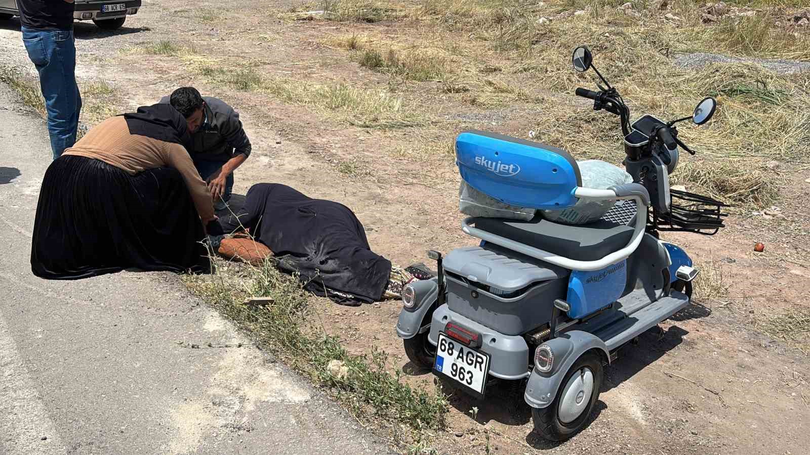 Yerde yatan yaralı kadına mont ile gölgelik yaptılar