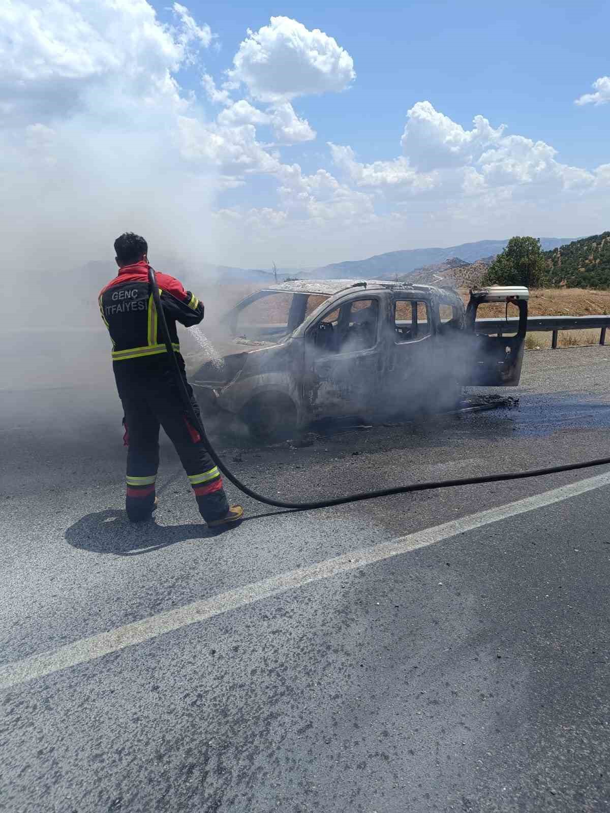 Bingöl’de yanan hafif ticari araç küle döndü