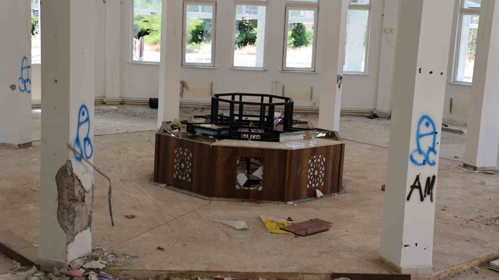Vandallar, eski fizik tedavi merkezinin duvarlarına sprey boyalarla yazı yazdı