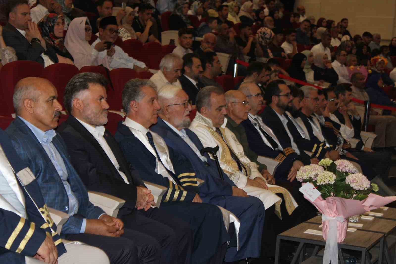 ERÜ İlahiyat Fakültesi’nde mezuniyet sevinci