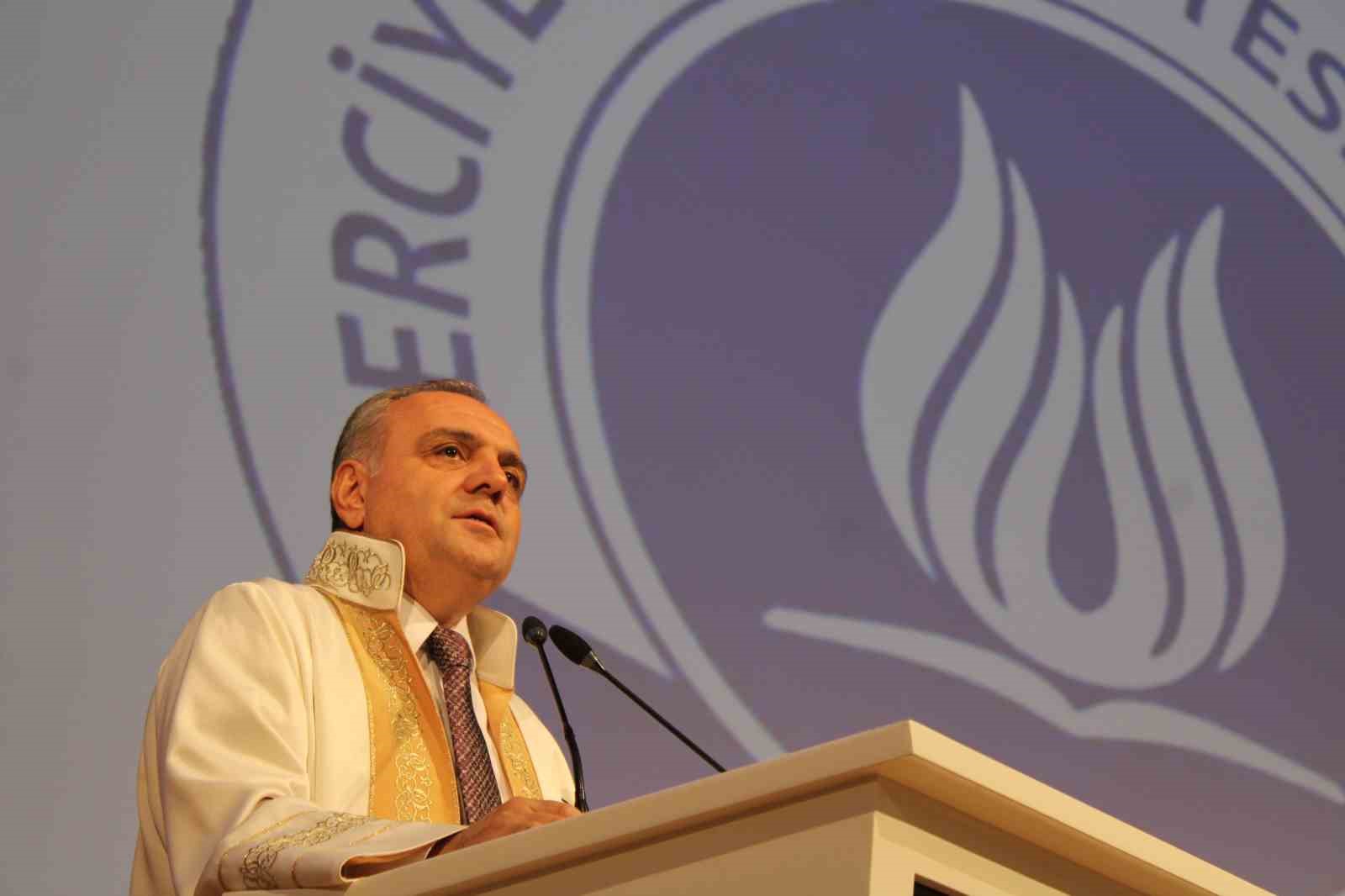 ERÜ İlahiyat Fakültesi’nde mezuniyet sevinci