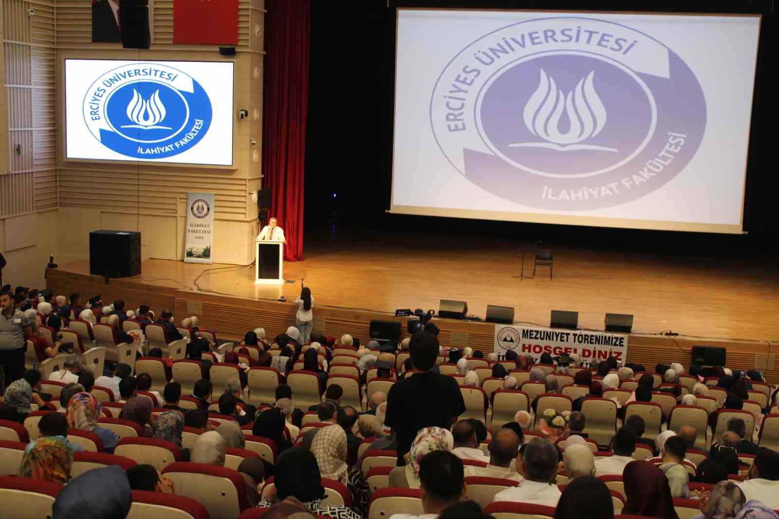 ERÜ İlahiyat Fakültesi’nde mezuniyet sevinci