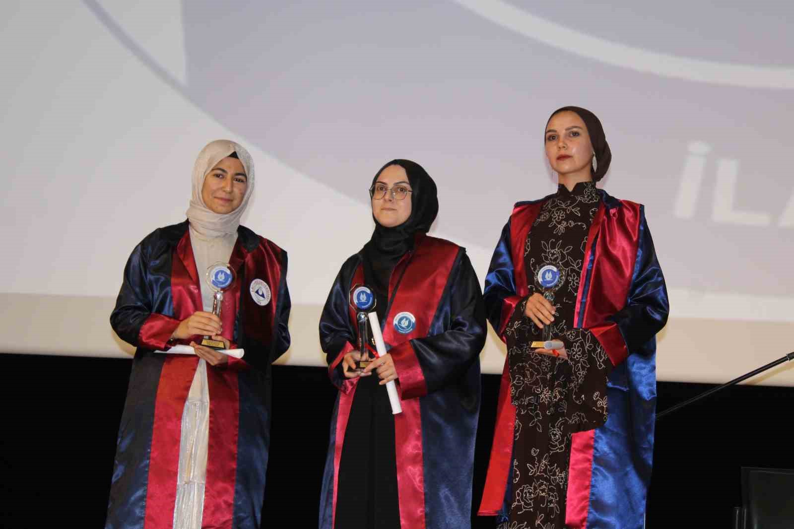ERÜ İlahiyat Fakültesi’nde mezuniyet sevinci