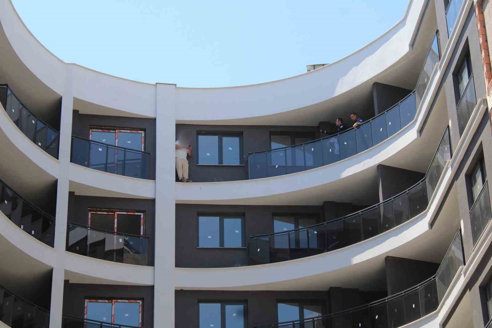 İnşaatın tepesine çıkan şahıs, ekiplerin çabasıyla ikna edildi