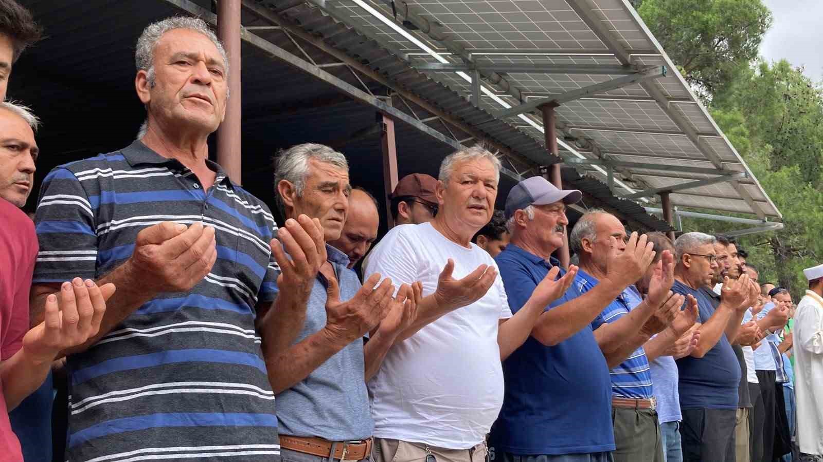 Otomobilin çarptığı avukat, cübbesi ile son yolculuğuna uğurlandı