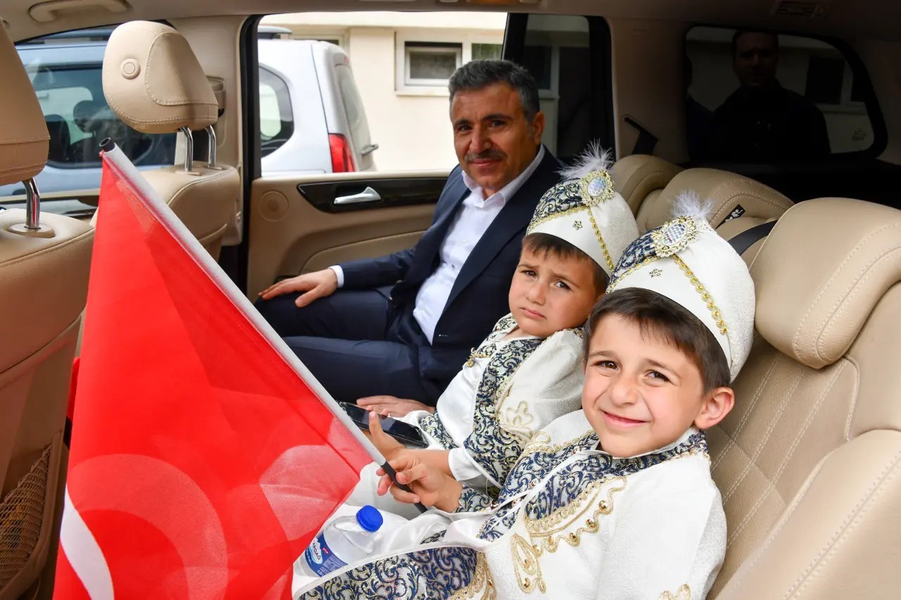Sünnet çocukları valinin makam aracıyla şehir turu attı