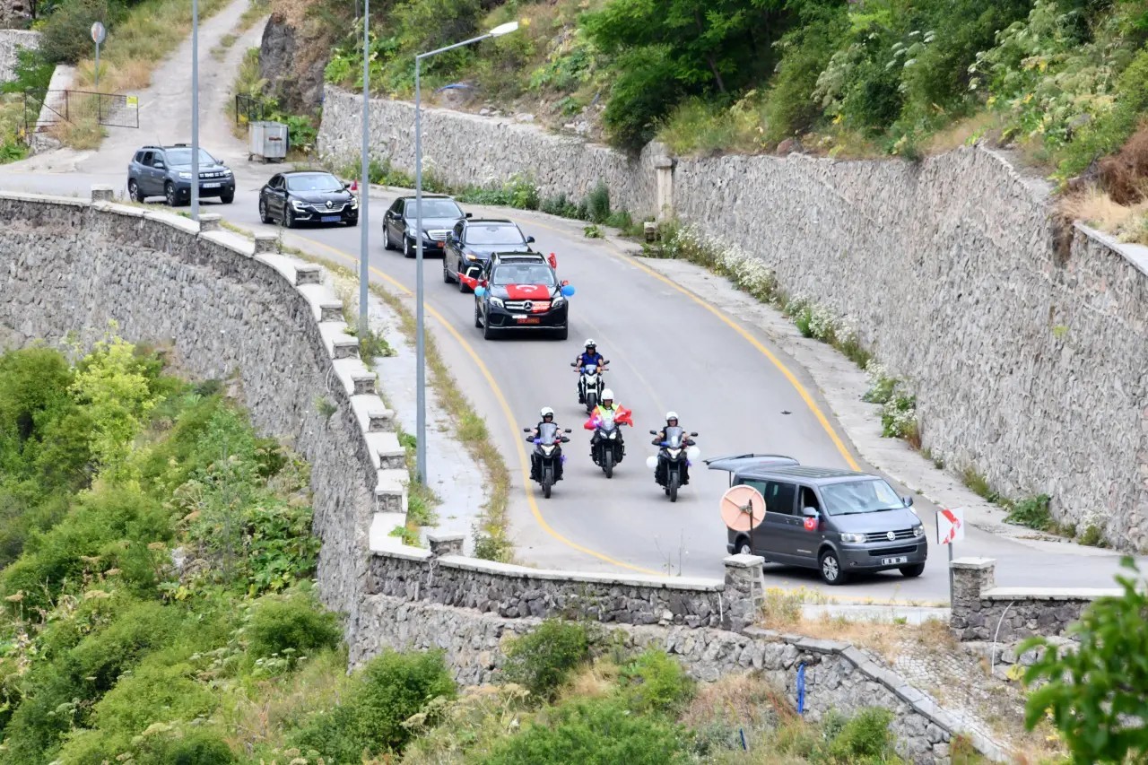 Sünnet çocukları valinin makam aracıyla şehir turu attı