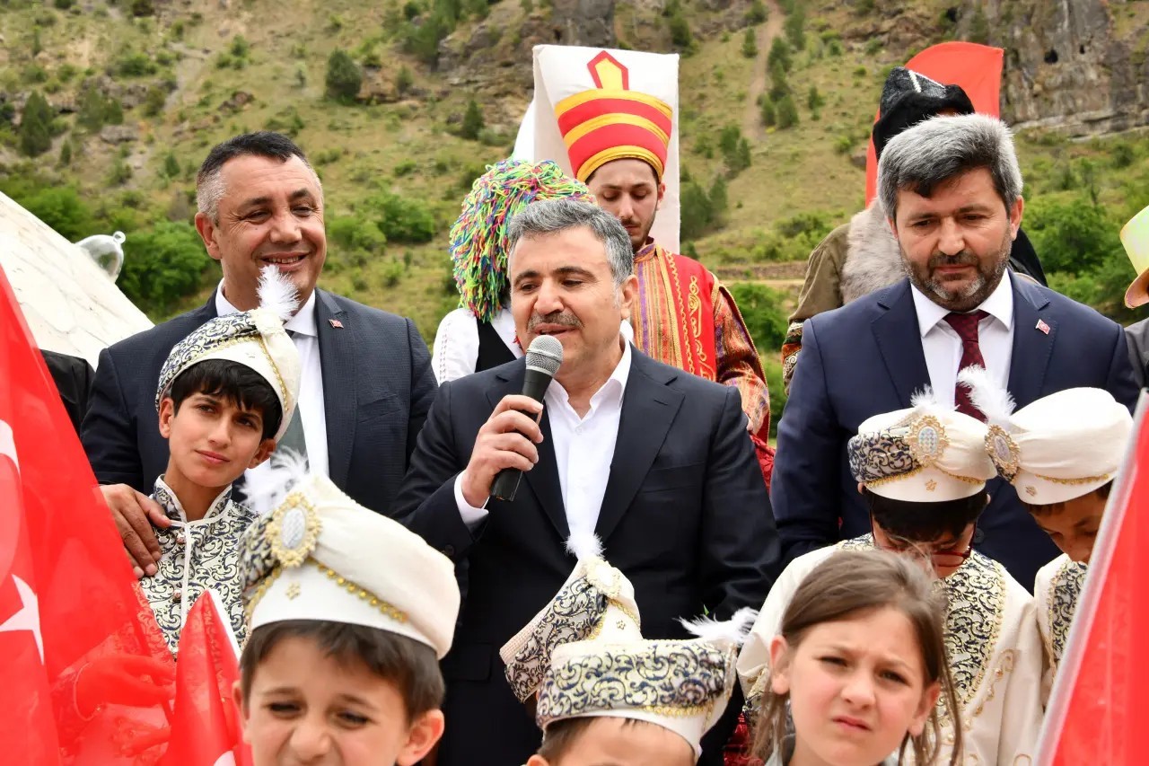 Sünnet çocukları valinin makam aracıyla şehir turu attı