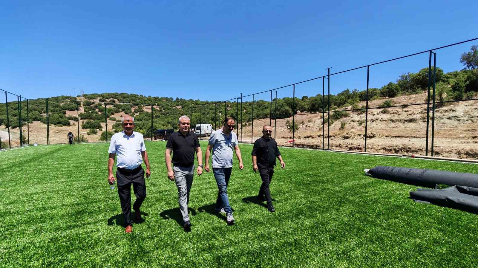 Demirci’de 11 kırsal mahalleye halı saha yatırımı