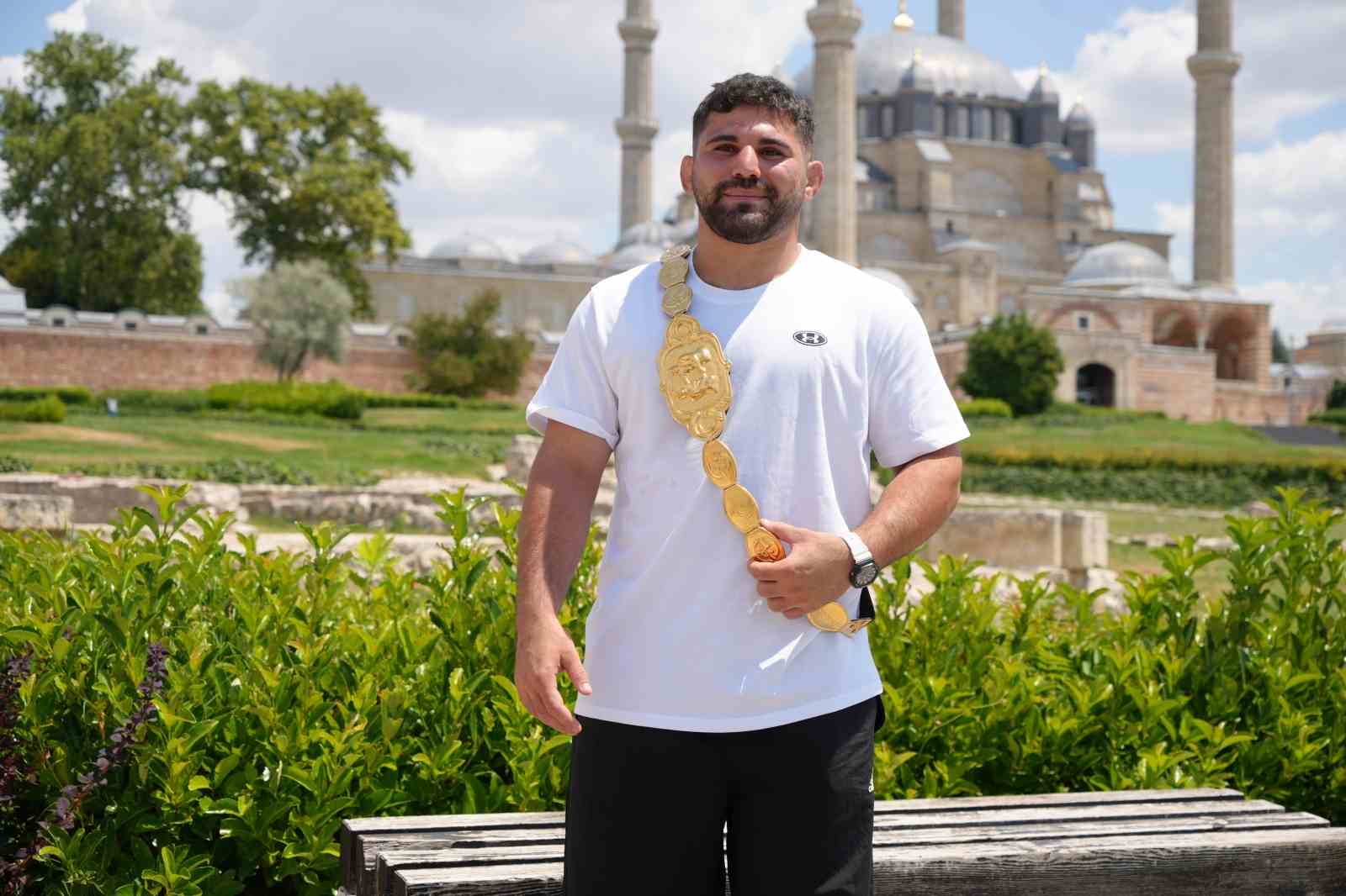 Başpehlivan Erkan Taş: 