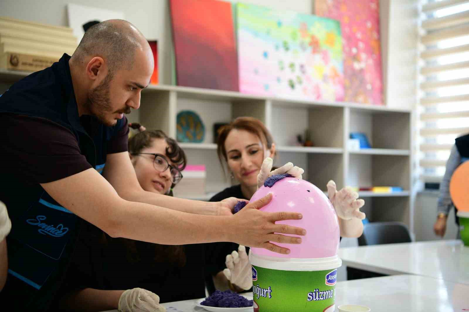 Özel bireyler yaz okulunda hem öğreniyor hem eğleniyor