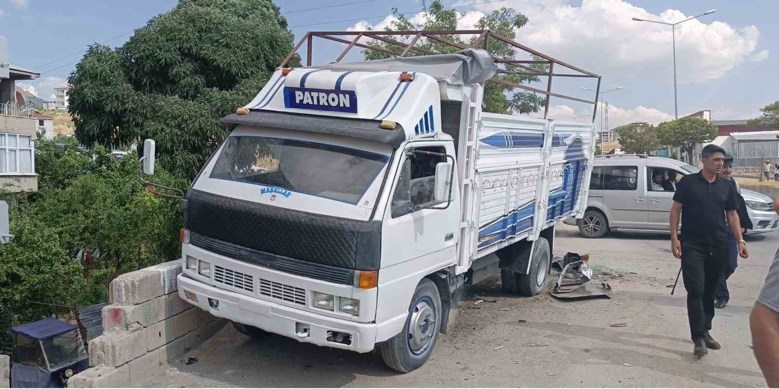 Van’da otomobil kamyonetle çarpıştı: 1 ölü, 4 yaralı