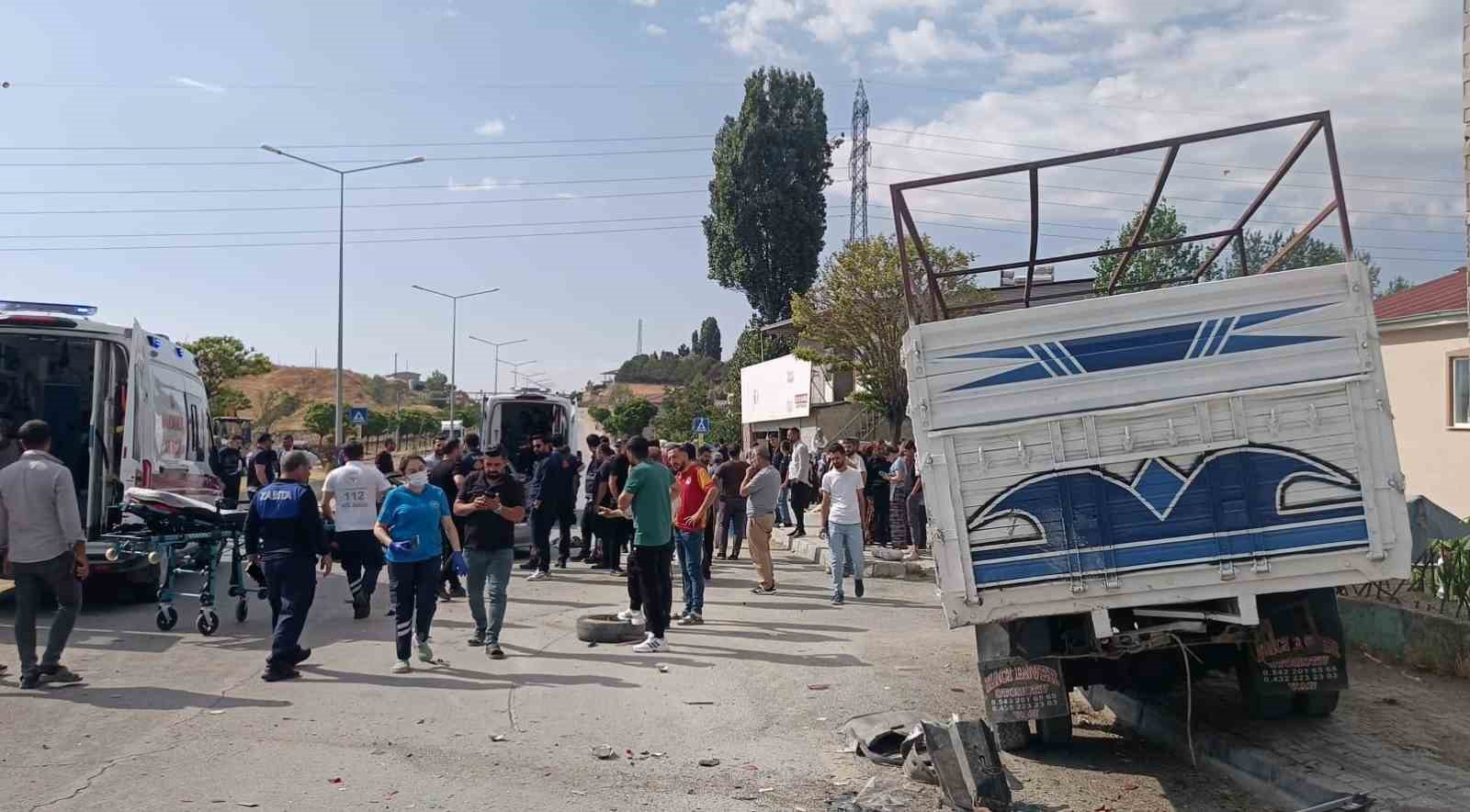 Van’da otomobil kamyonetle çarpıştı: 1 ölü, 4 yaralı