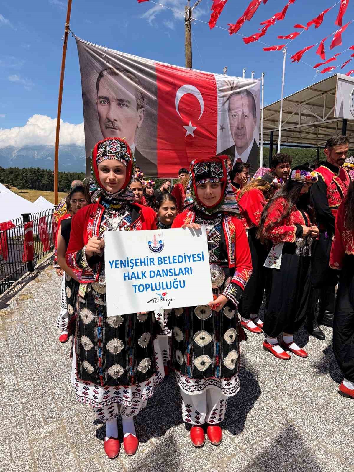 Yenişehir Halk Dansları Topluluğu, Kocayayla Şenlikleri’nde ayakta alkışlandı