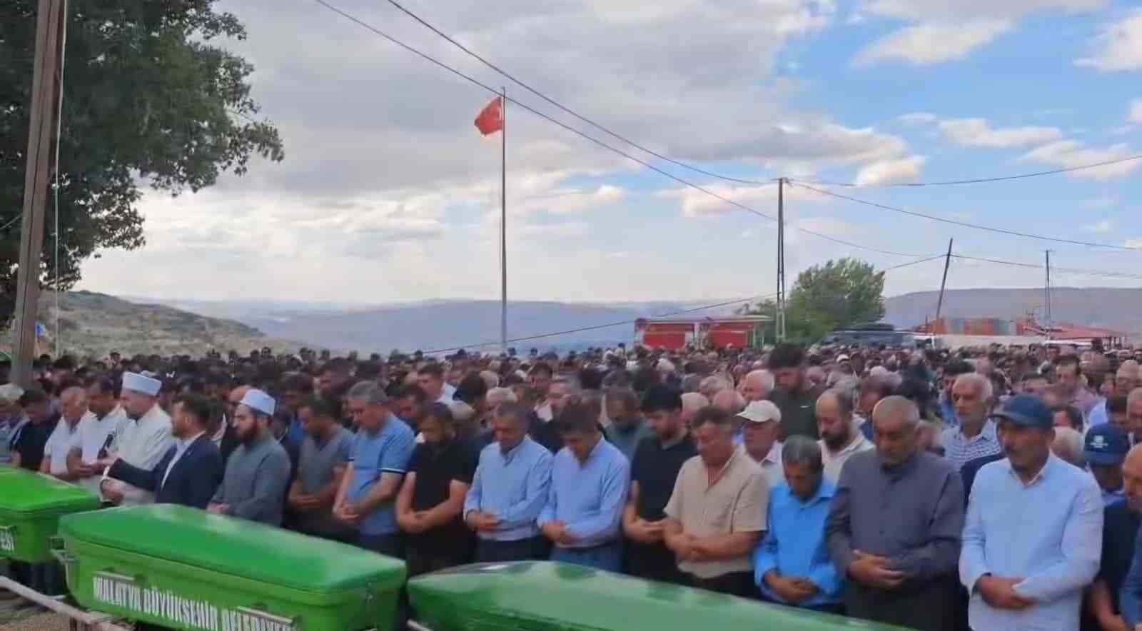 Malatya’da kazada hayatını kaybeden 3 kişilik aile toprağa verildi