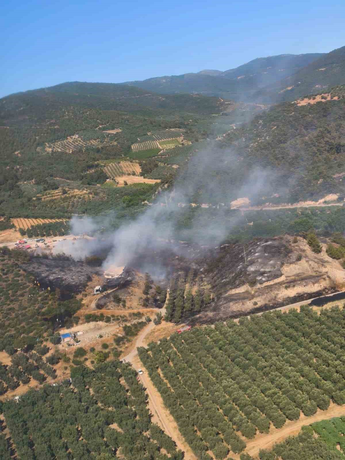 Çiftçiler traktörleriyle yangın bölgesine koştu