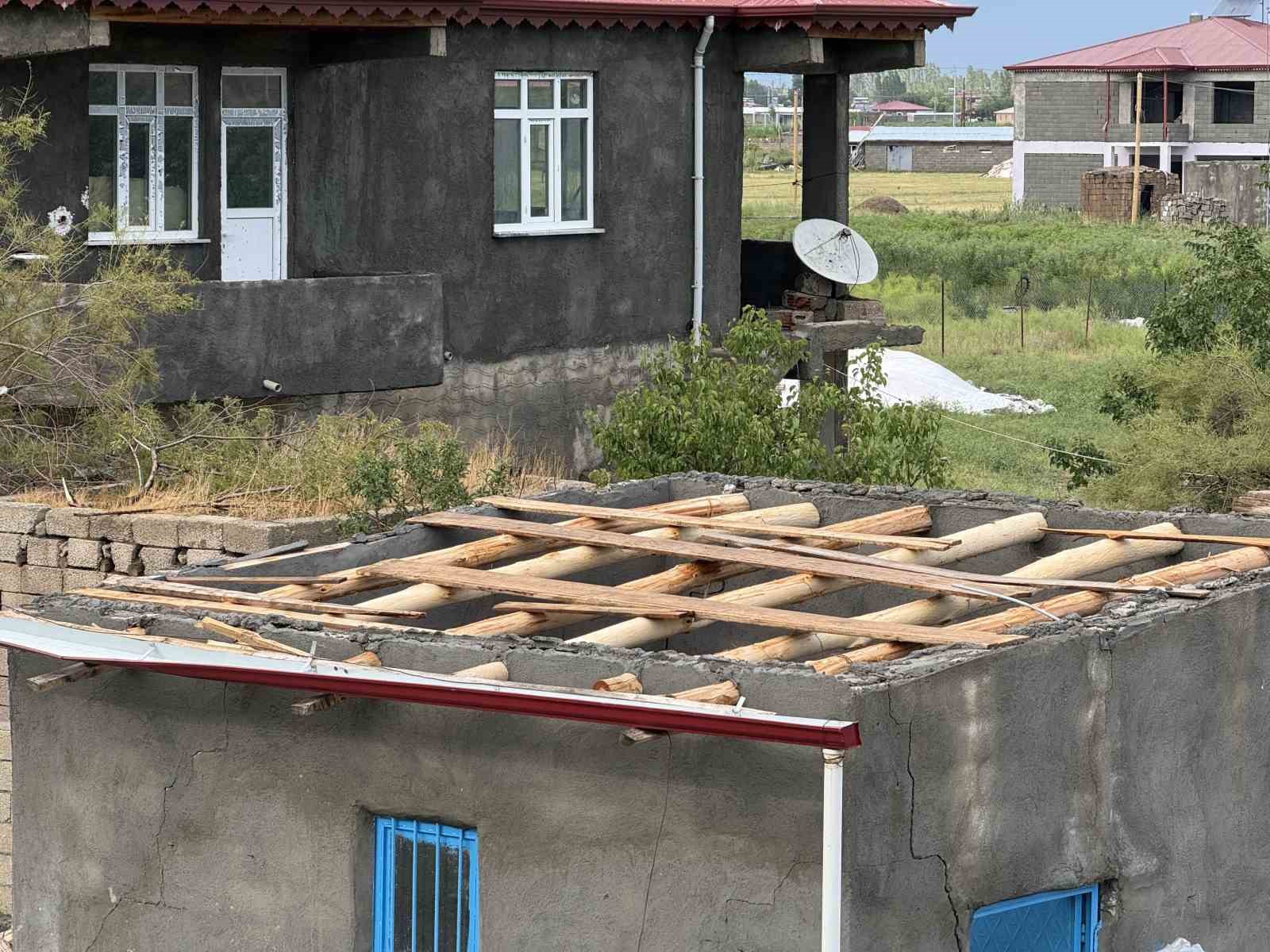 Iğdır’da fırtına çatıları uçurdu