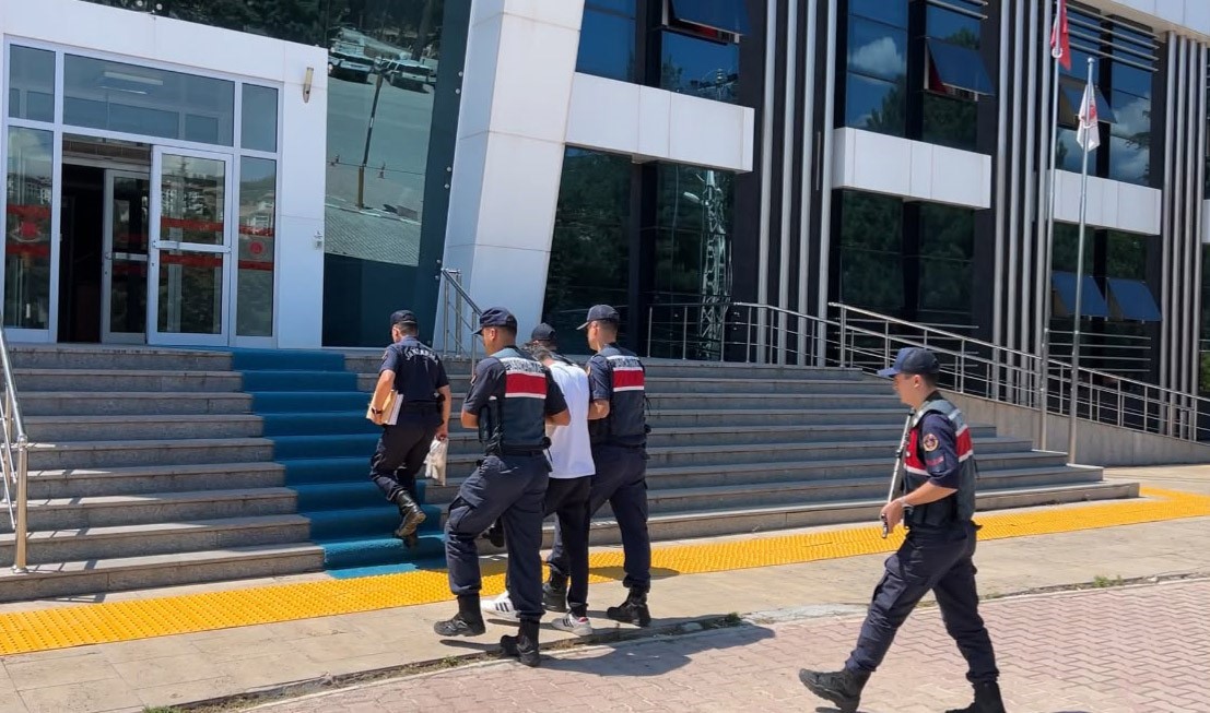 Kenevirleri sularken suçüstü yakalandı