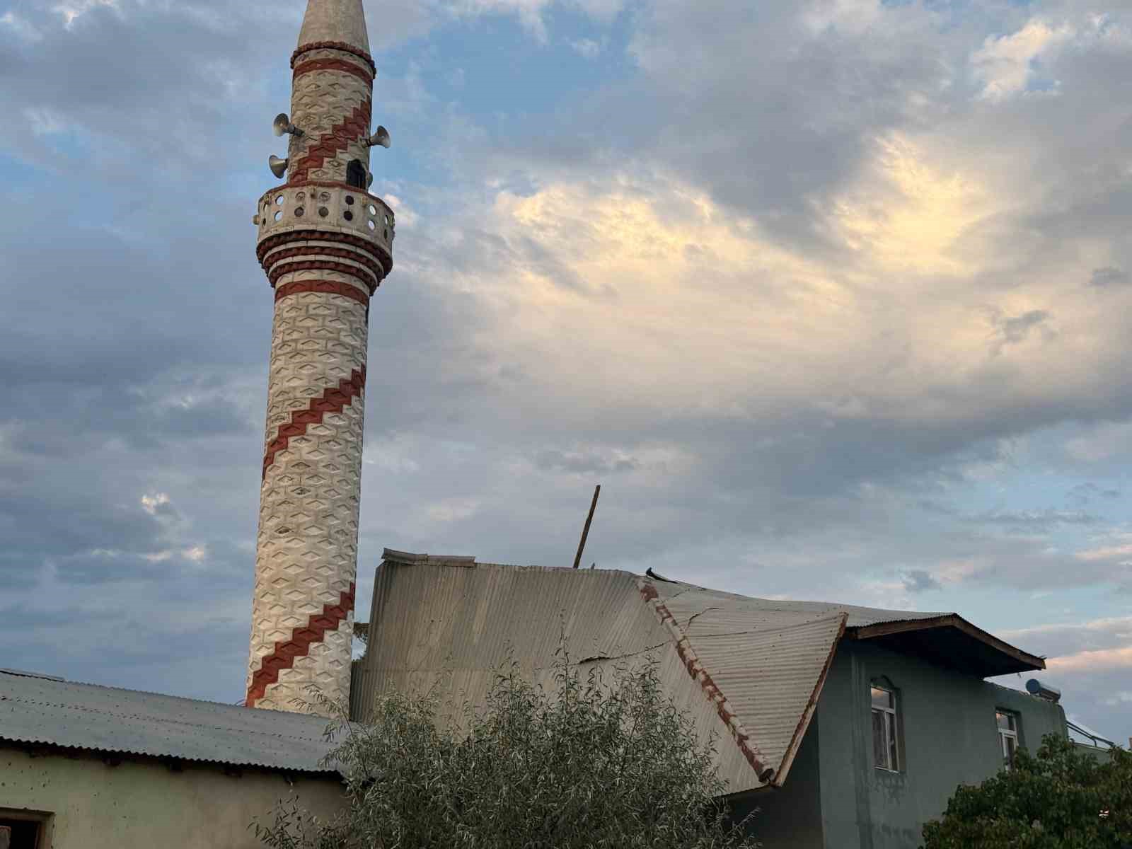 Iğdır’da fırtınada caminin çatısı uçtu