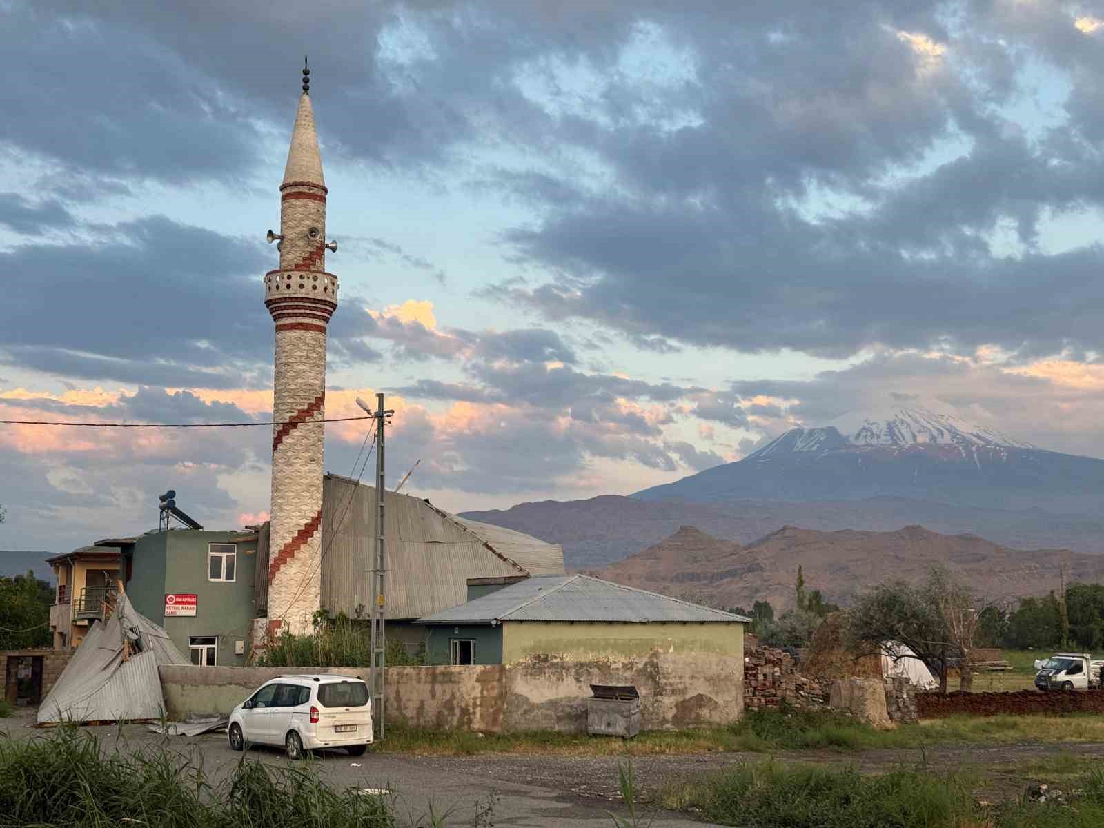 Iğdır’da fırtınada caminin çatısı uçtu