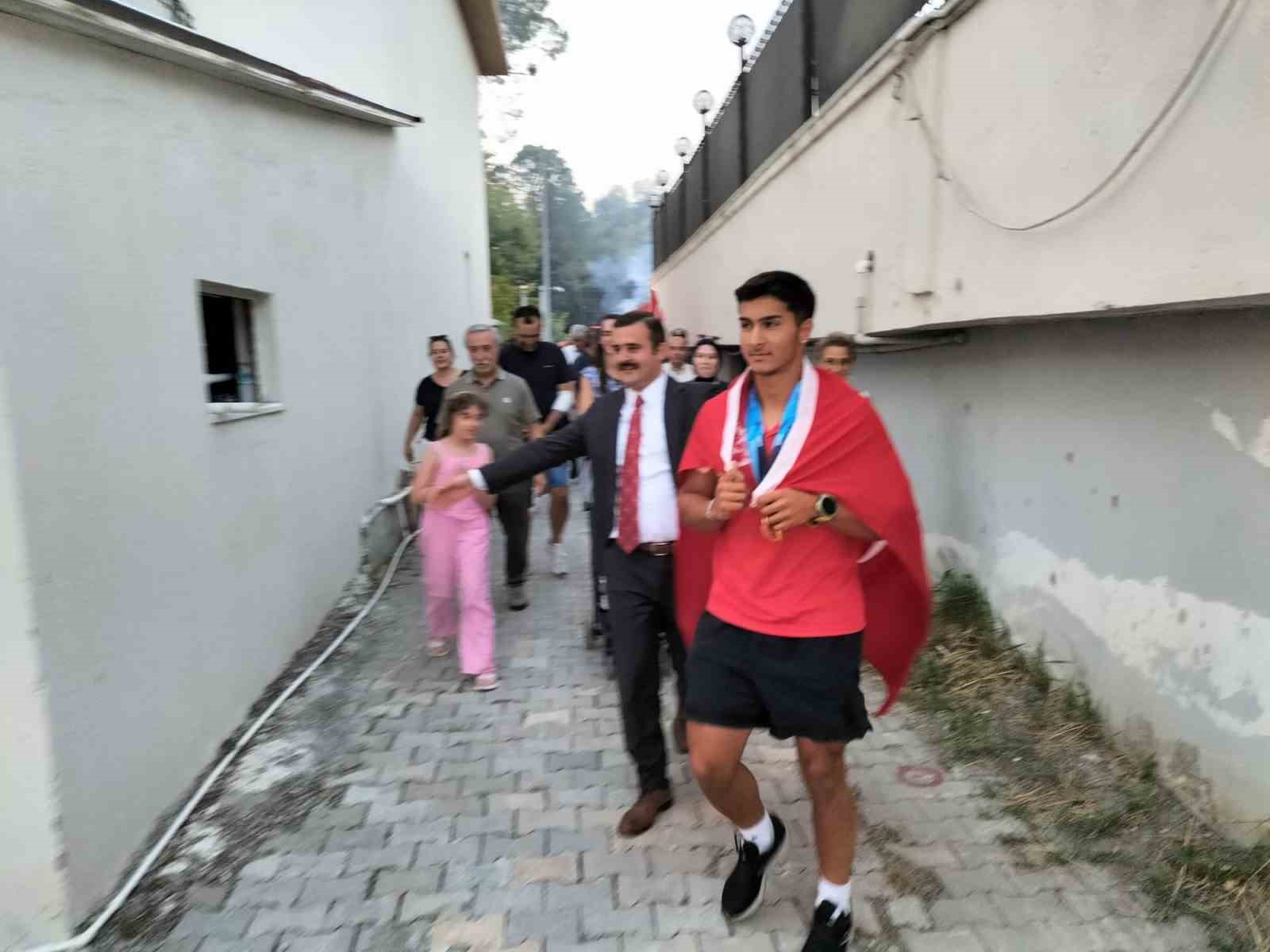 Dünya şampiyonu Karahan, Köyceğiz’de coşkuyla karşılandı