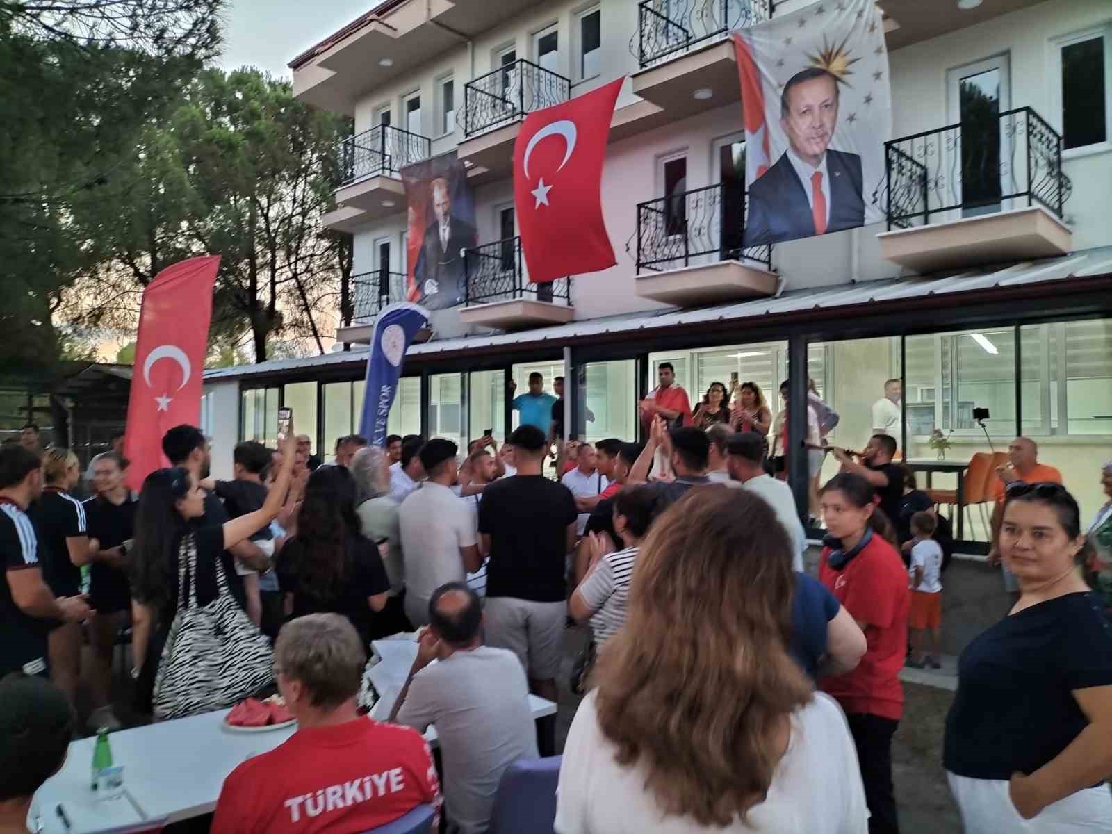 Dünya şampiyonu Karahan, Köyceğiz’de coşkuyla karşılandı