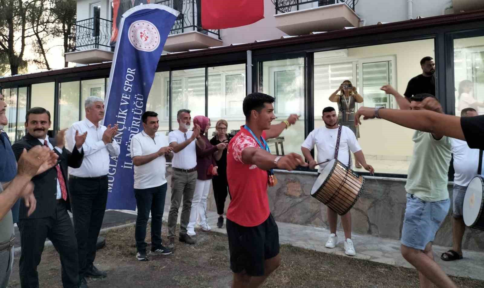 Dünya şampiyonu Karahan, Köyceğiz’de coşkuyla karşılandı