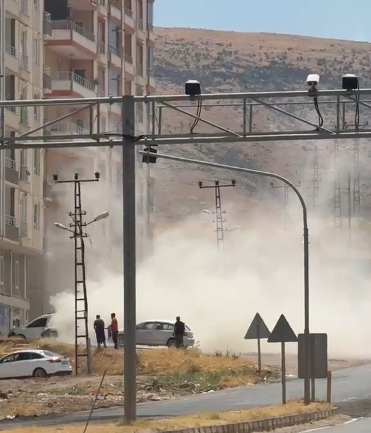 Siirt’te elektrik direğinde çıkan yangın paniğe neden oldu