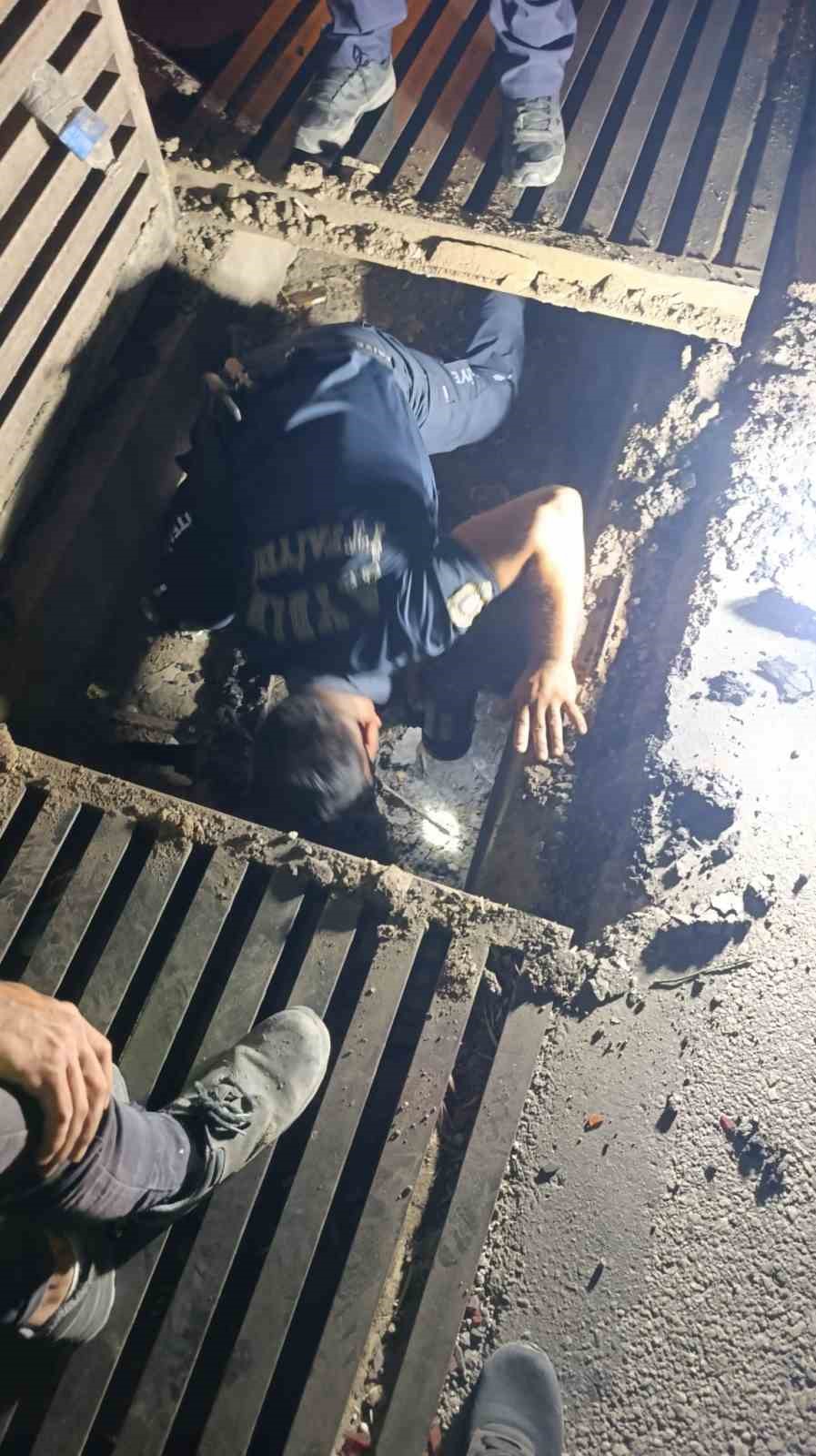 Mazgalda 3 gün mahsur kalan kedi, 2 saatlik çalışmayla kurtarıldı