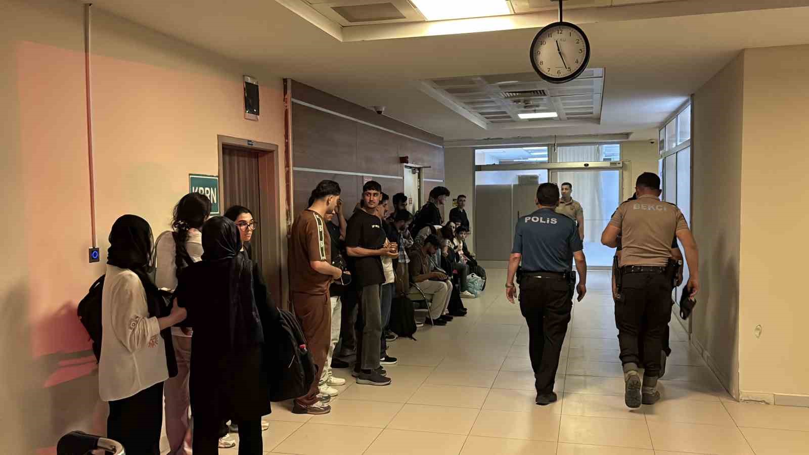 Edirne’de 24 düzensiz göçmen ile göçmen kaçakçılığı şüphelisi yakalandı