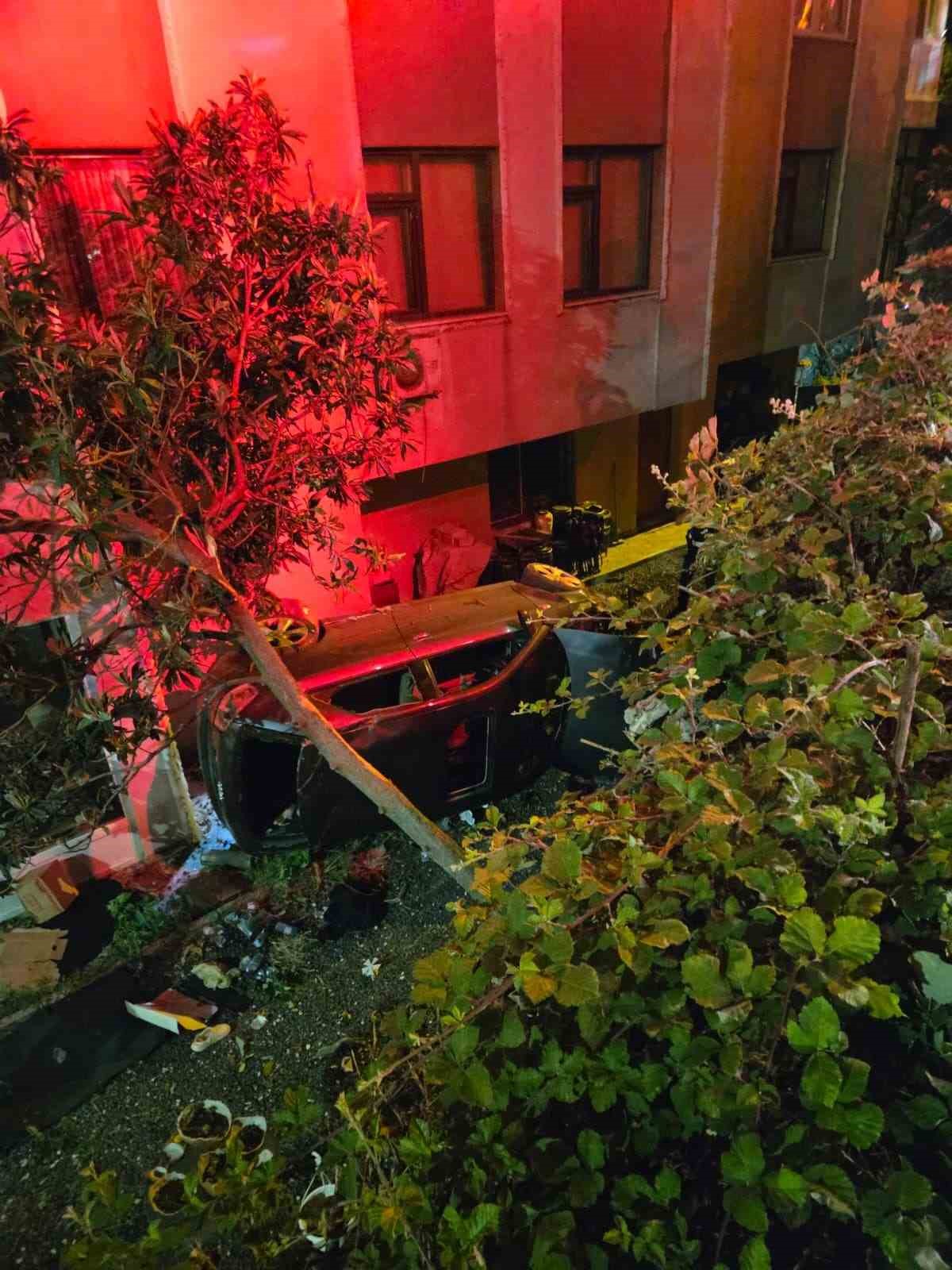 Otomobil 15 metrelik apartman boşluğuna düştü: 2 yaralı