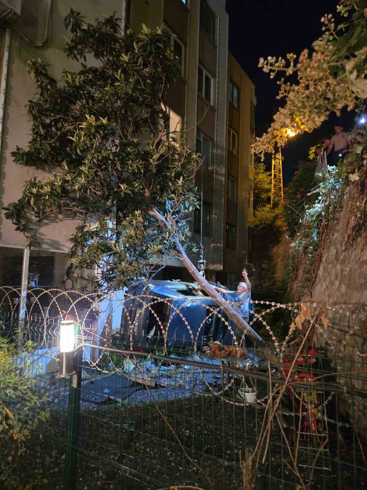 Otomobil 15 metrelik apartman boşluğuna düştü: 2 yaralı