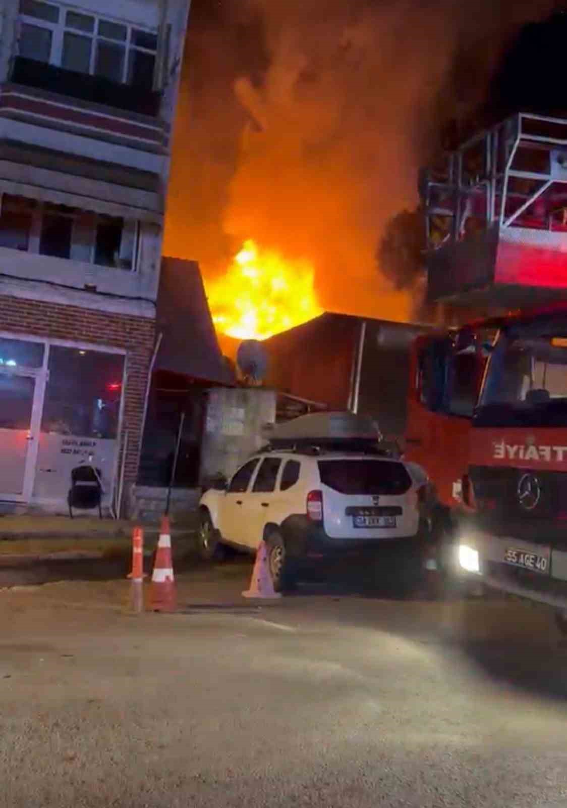 Boya deposu alevlere teslim oldu