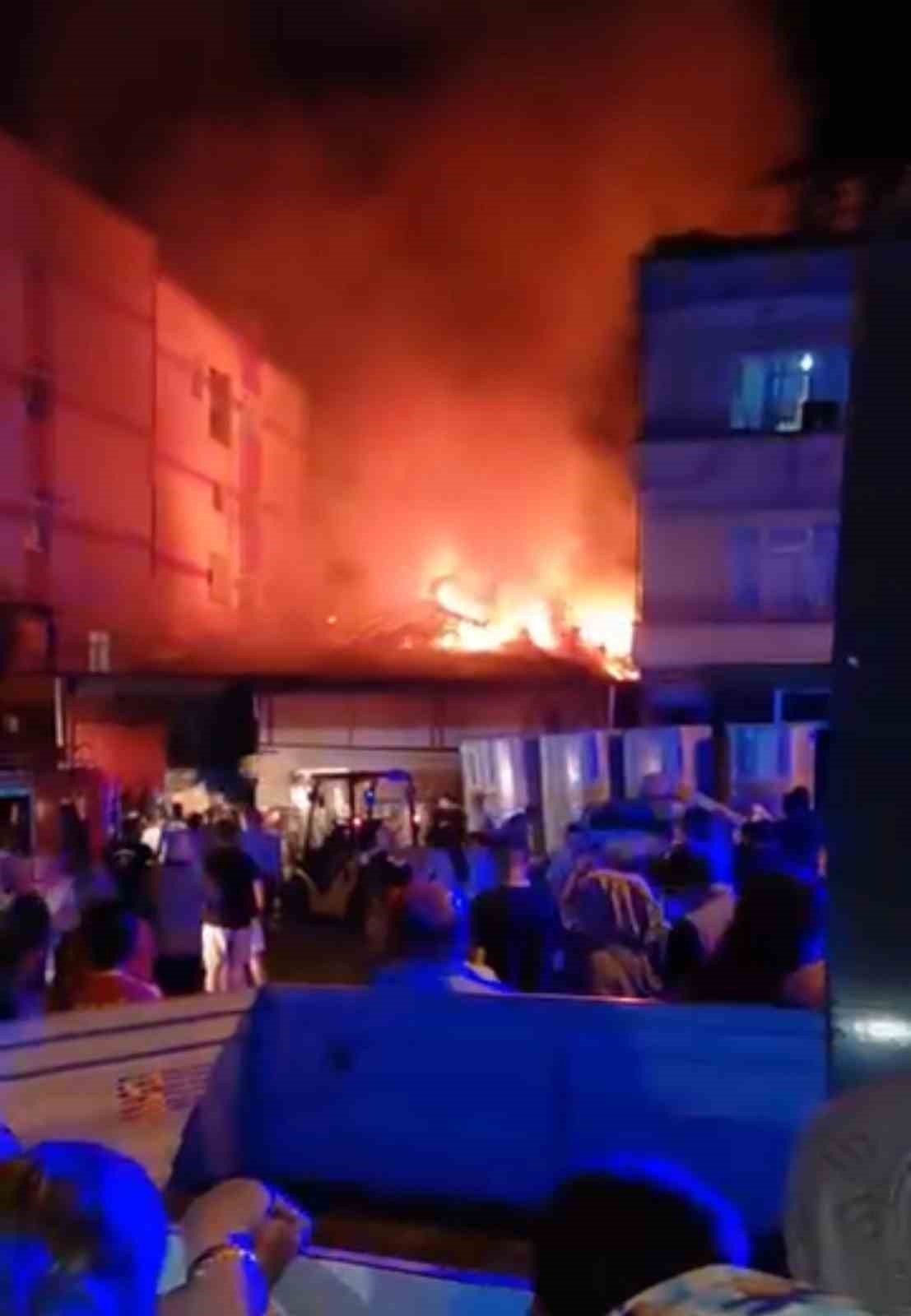 Boya deposu alevlere teslim oldu