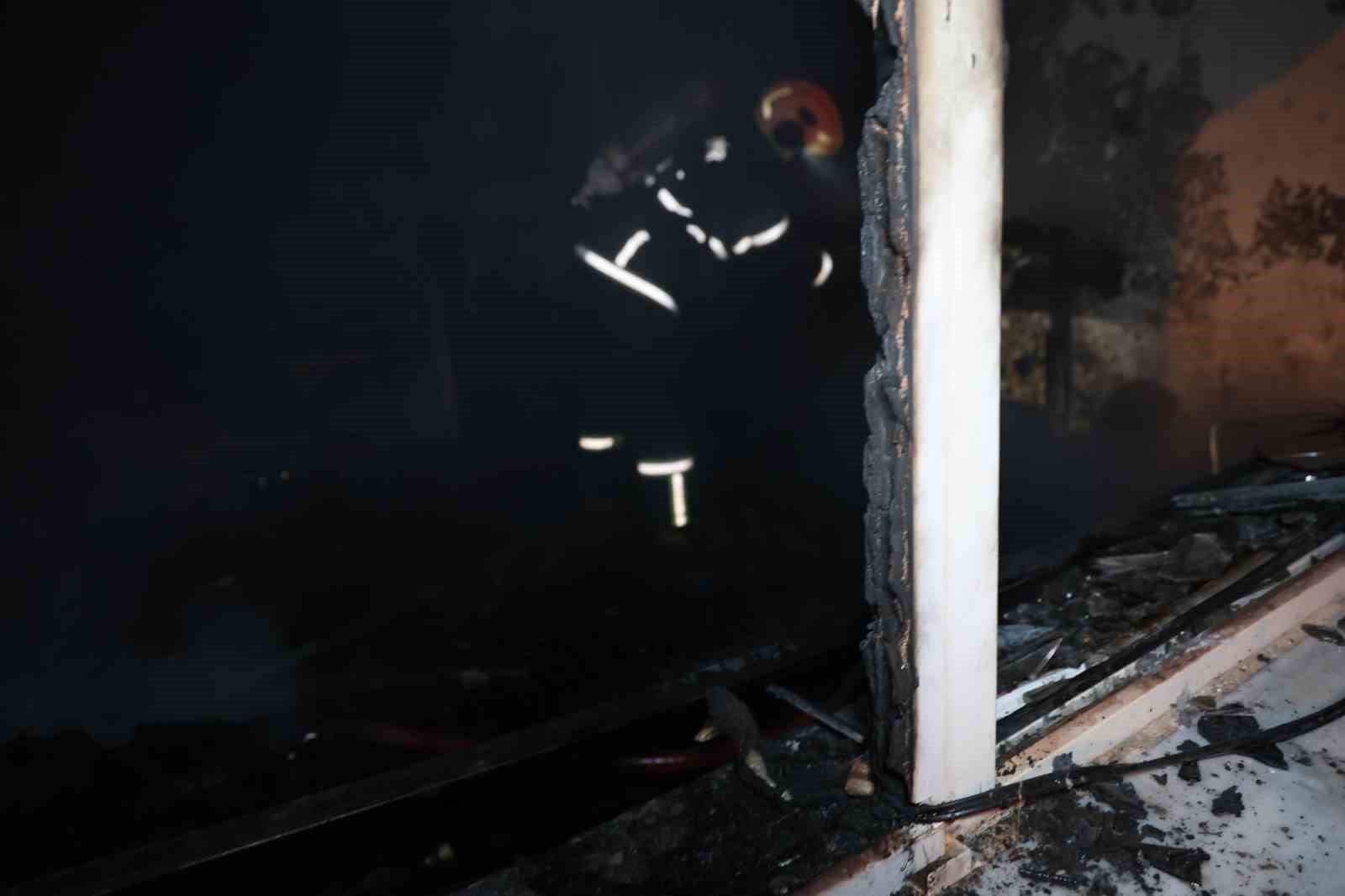 Önce ağabeyini bıçakla kovaladı, sonra evi ateşe verdi