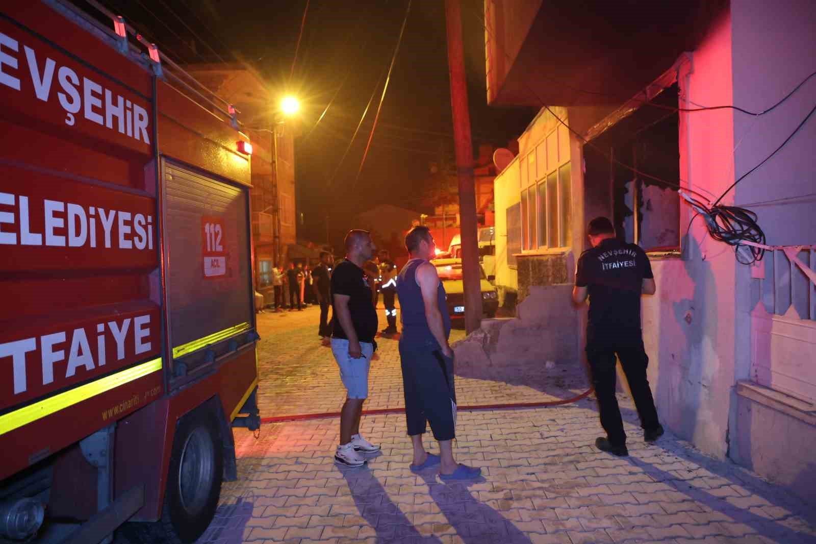 Önce ağabeyini bıçakla kovaladı, sonra evi ateşe verdi