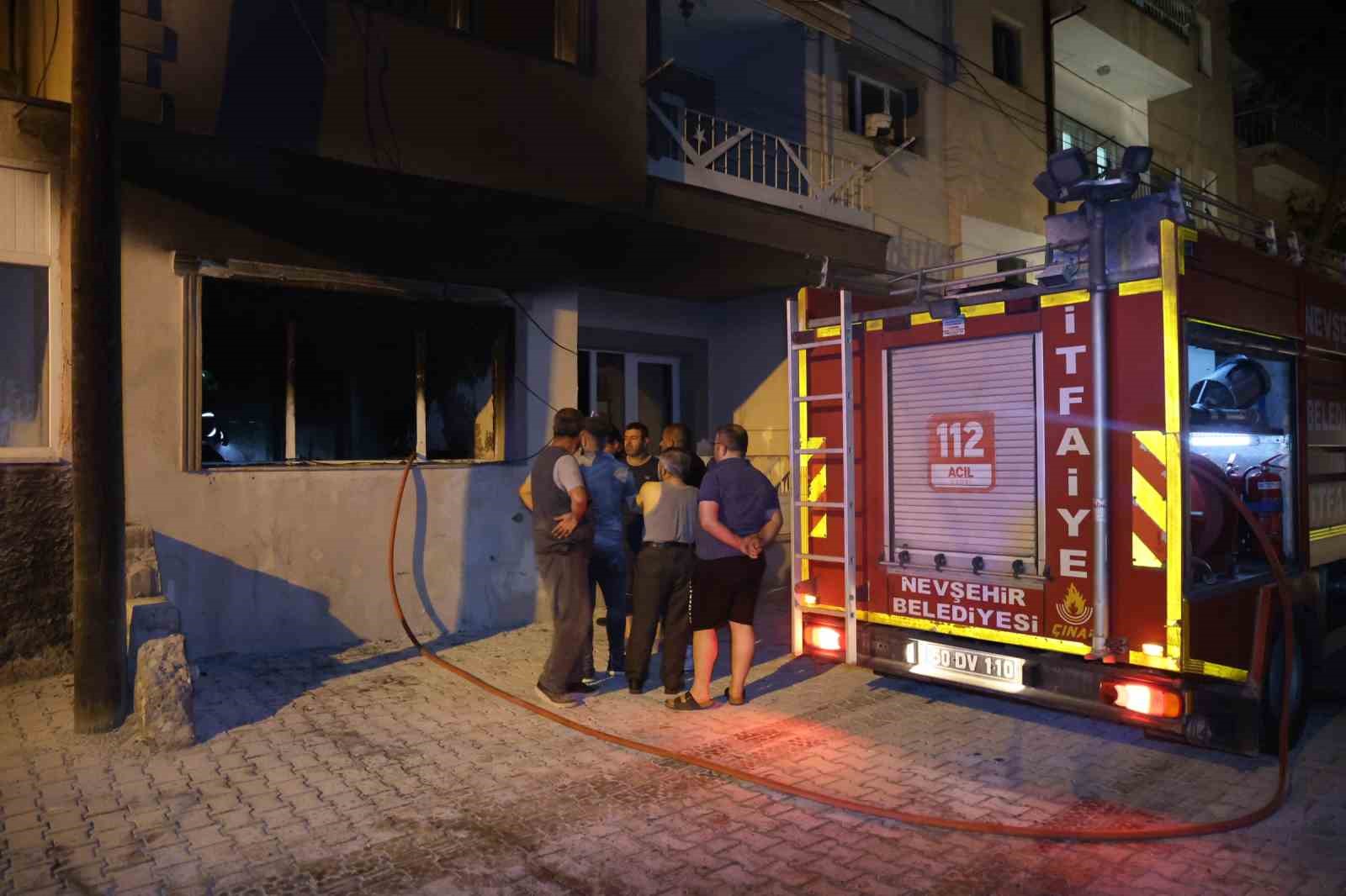 Önce ağabeyini bıçakla kovaladı, sonra evi ateşe verdi