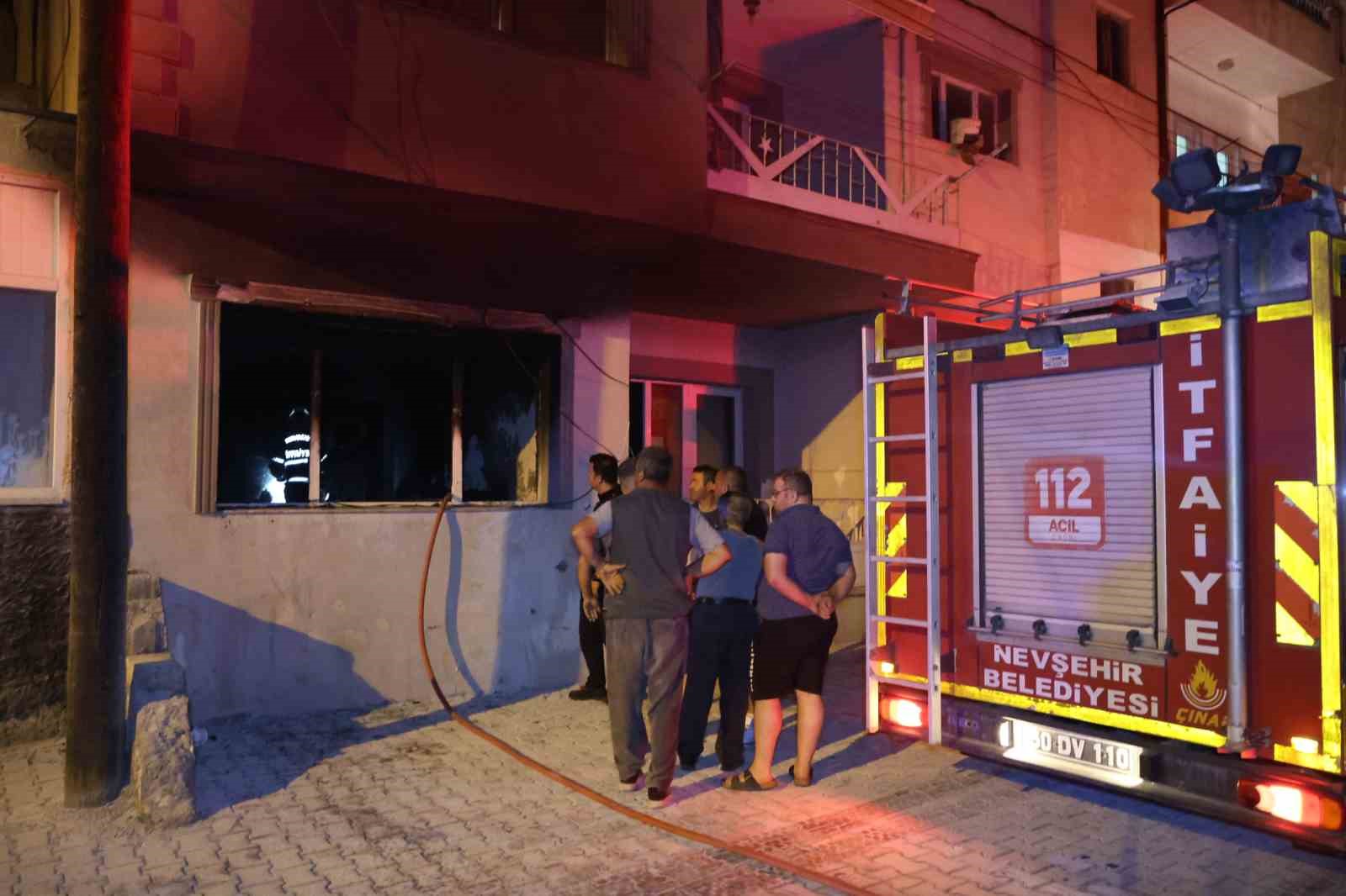 Önce ağabeyini bıçakla kovaladı, sonra evi ateşe verdi