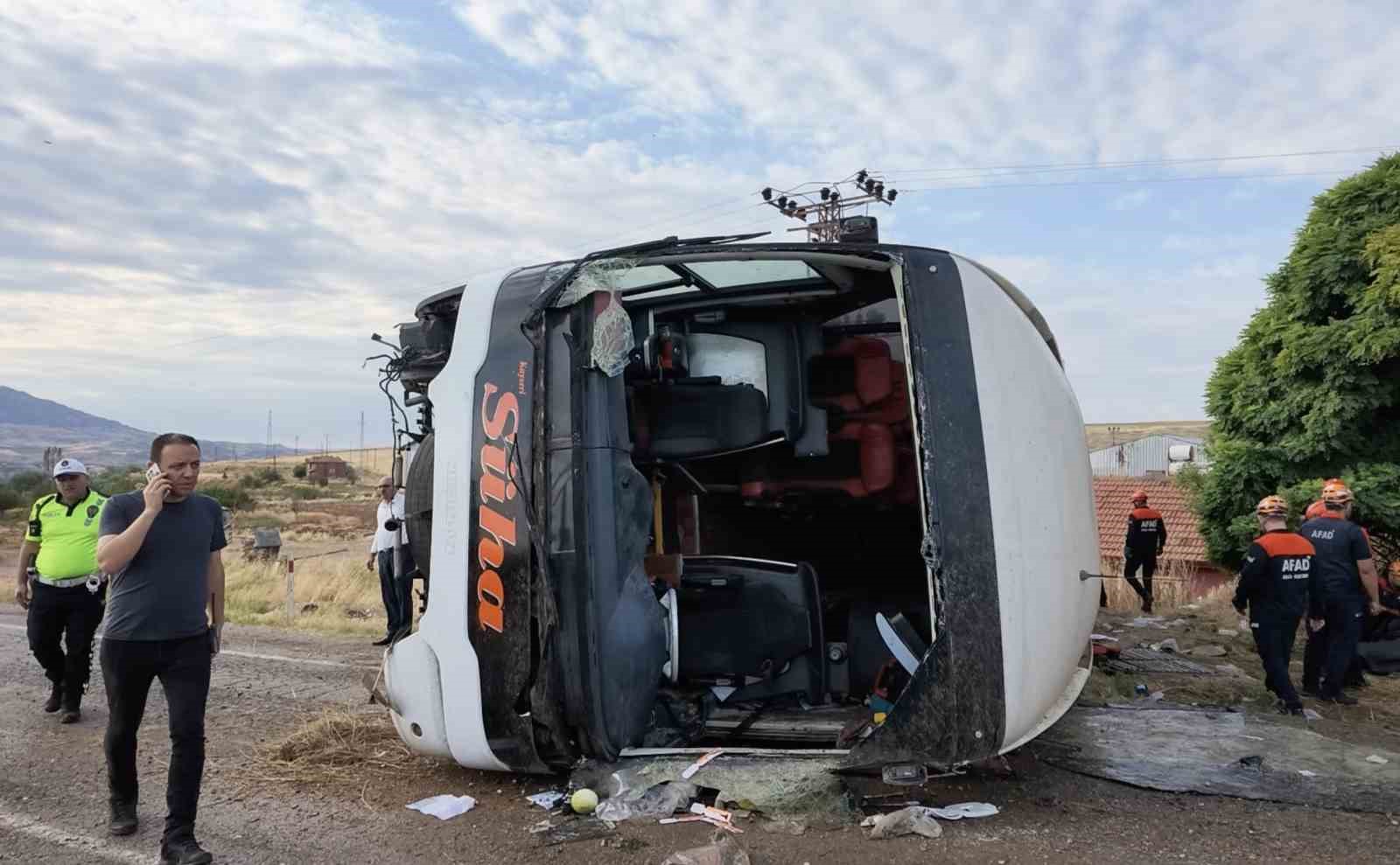 Tekirdağ’dan Kayseri istikametine seyir halinde olan Süha firmasına ait yolcu otobüsü kaza yaptı. Kazanın ardından bölgeye çok sayıda sağlık, polis ve jandarma ekibi sevk edildi. Yaralanan 41 kişi, olay yerinde yapılan ilk müdahalelerinin ardından ambulanslarla hastanelere kaldırıldı.