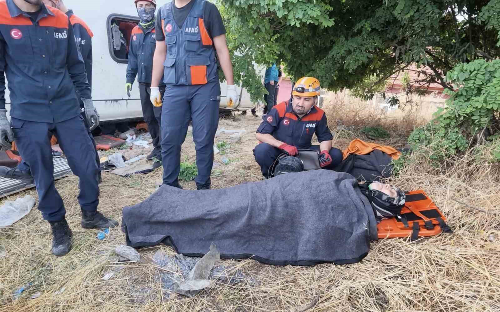 Tekirdağ’dan Kayseri istikametine seyir halinde olan Süha firmasına ait yolcu otobüsü kaza yaptı. Kazanın ardından bölgeye çok sayıda sağlık, polis ve jandarma ekibi sevk edildi. Yaralanan 41 kişi, olay yerinde yapılan ilk müdahalelerinin ardından ambulanslarla hastanelere kaldırıldı.