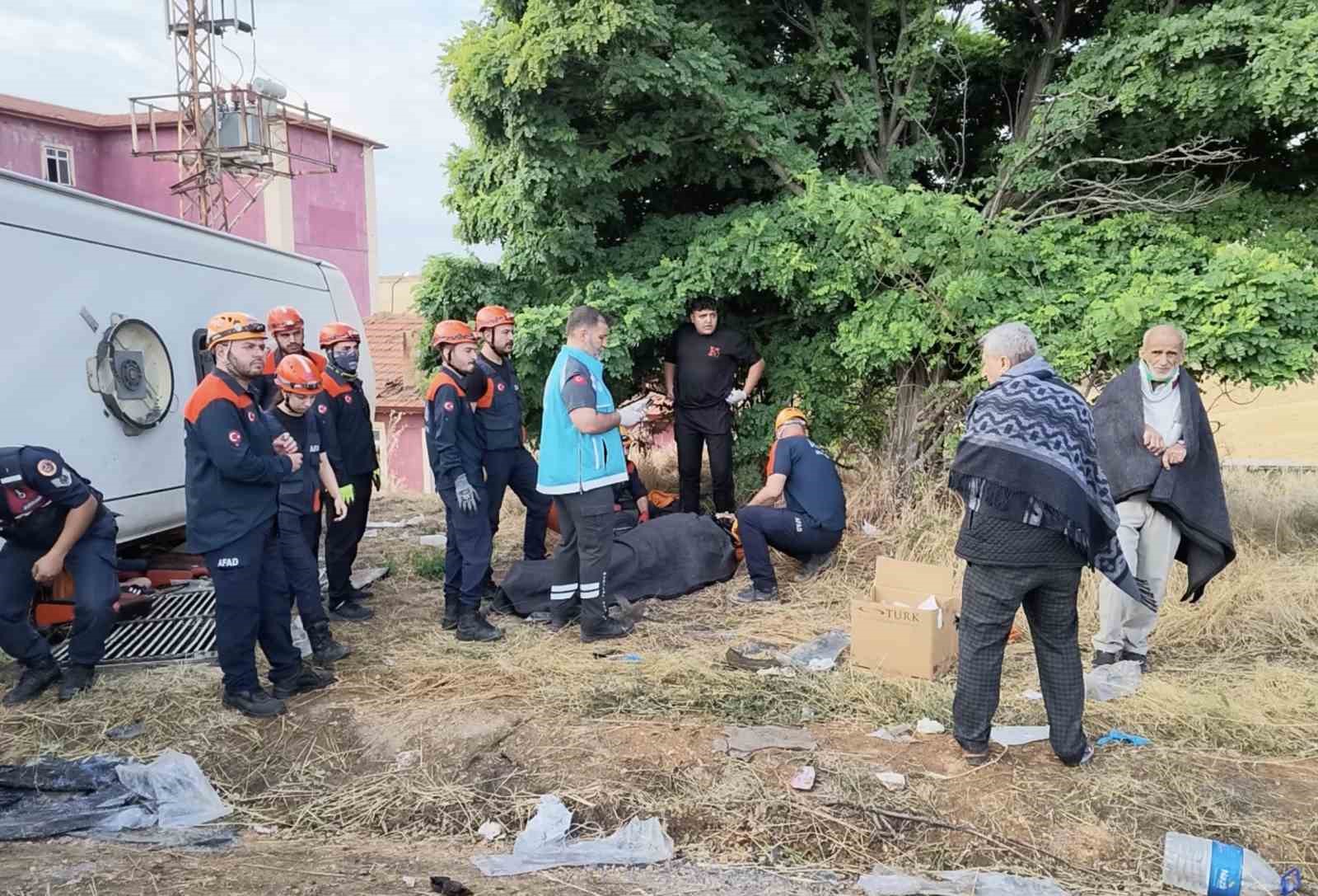 Tekirdağ’dan Kayseri istikametine seyir halinde olan Süha firmasına ait yolcu otobüsü kaza yaptı. Kazanın ardından bölgeye çok sayıda sağlık, polis ve jandarma ekibi sevk edildi. Yaralanan 41 kişi, olay yerinde yapılan ilk müdahalelerinin ardından ambulanslarla hastanelere kaldırıldı.