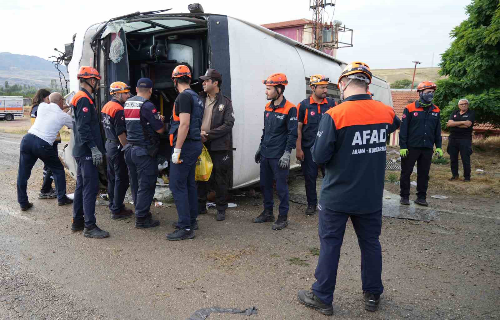 Kırıkkale’de yolcu otobüsü devrildi: 3’ü ağır 41 yaralı
