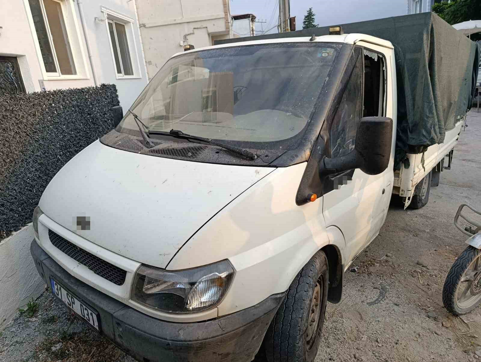 Kendisinden ucuza karpuz satan rakiplerine kızarak 3 pazarcının aracının camını kırdı